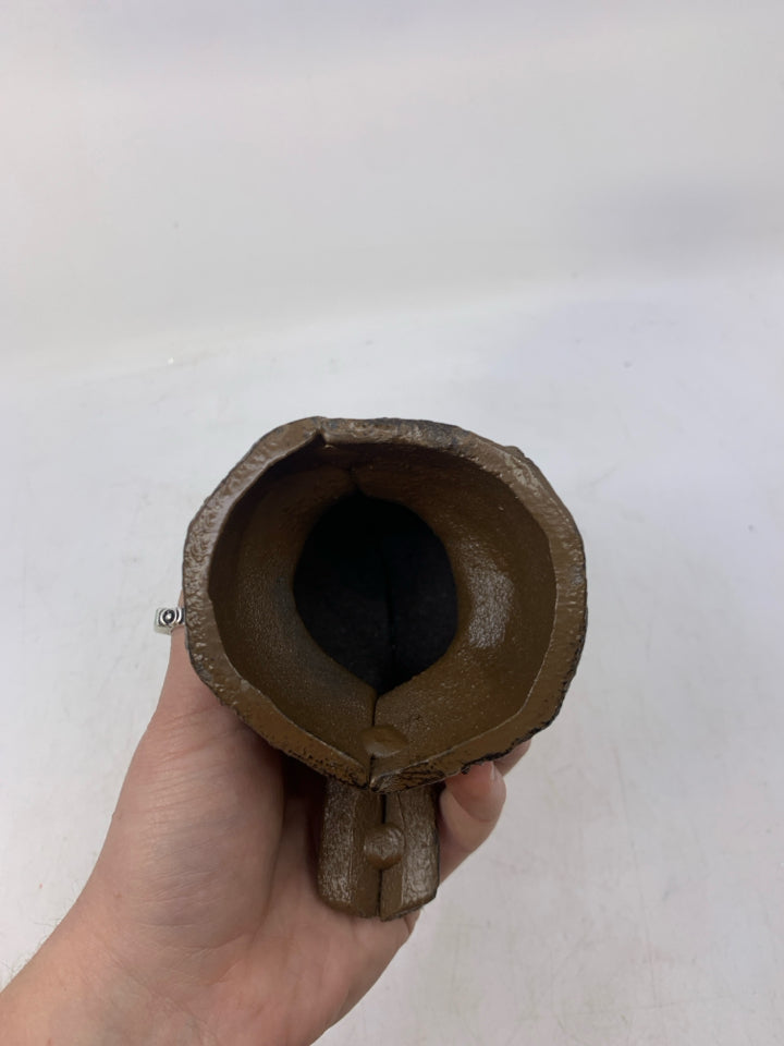 BROWN DISTRESSED METAL BIRD.