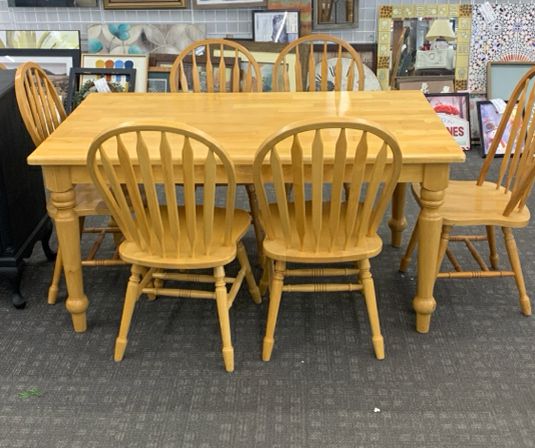 SOLID WOOD TABLE W/6 CHAIRS.