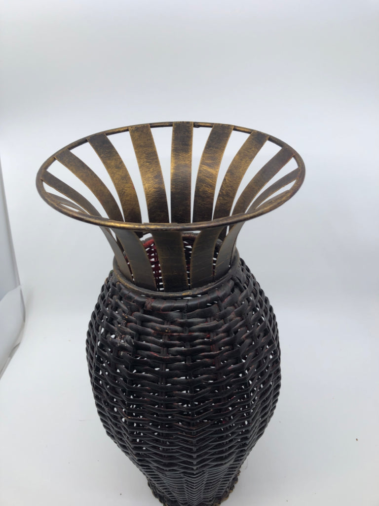 BLACK WOVEN METAL VASE.