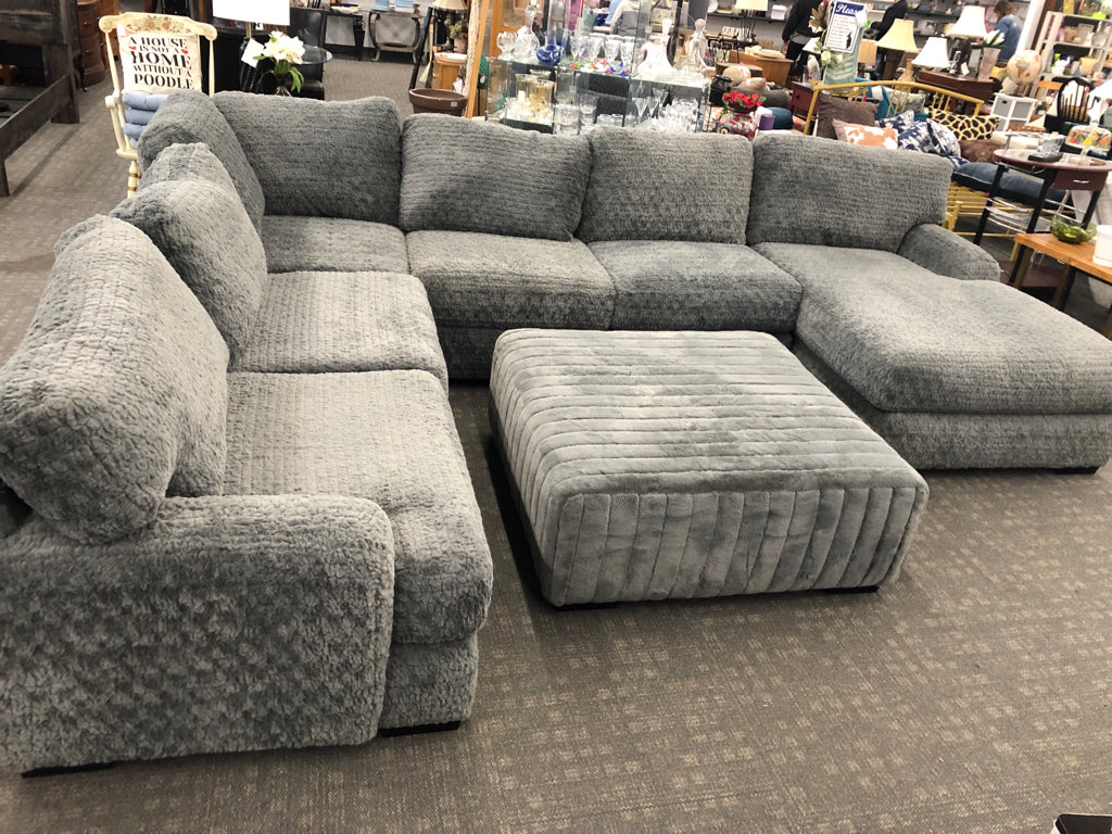 FLUFFY GRAY 3PC SECTIONAL W/CHASE & OTTOMAN.