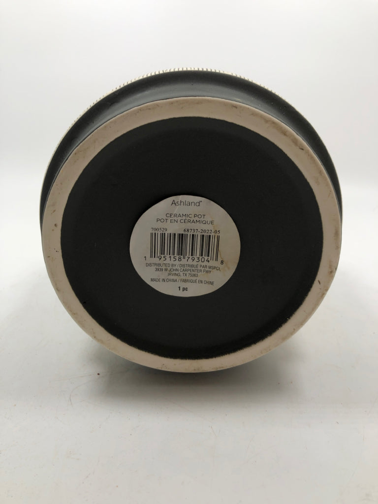 BLACK/GREY LINE CERAMIC POT.