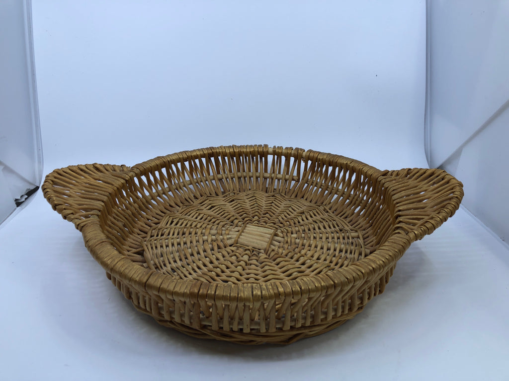 SHALLOW WOVEN BASKET TRAY W/ HANDLES.