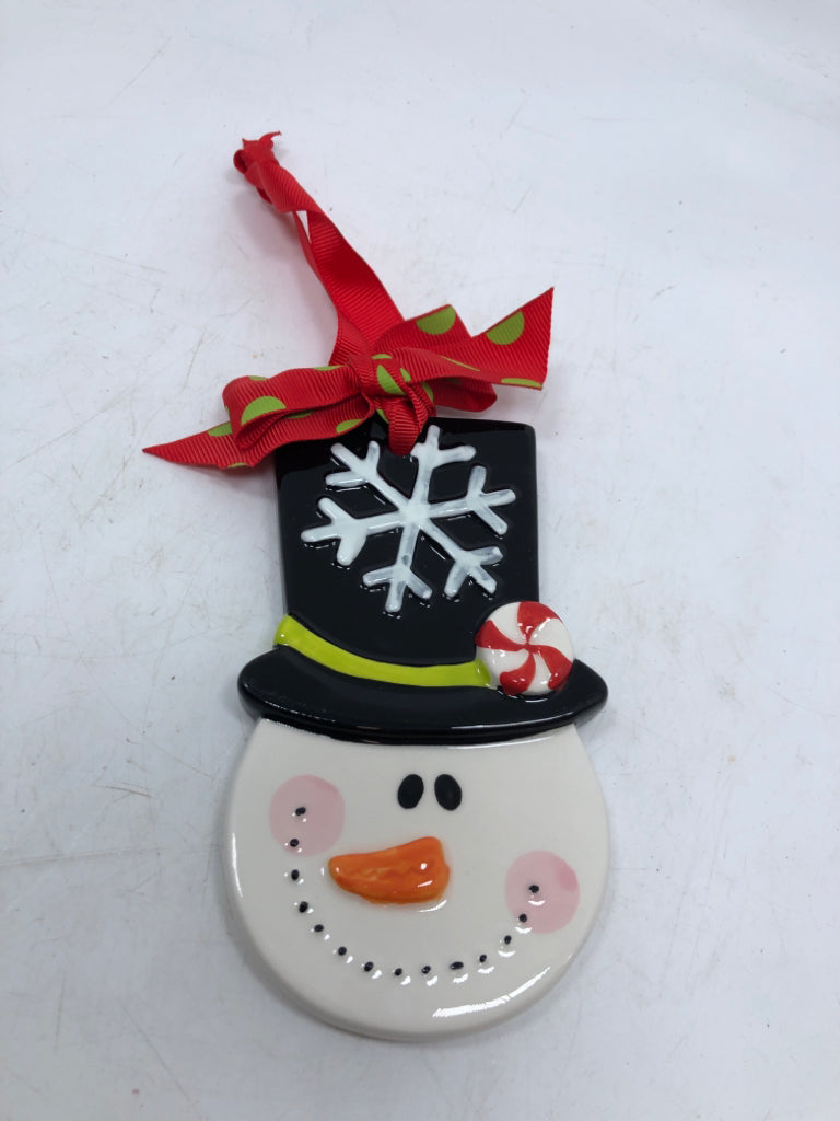MUD PIE FLAT CERAMIC SNOWMAN FACE ORNAMENT.