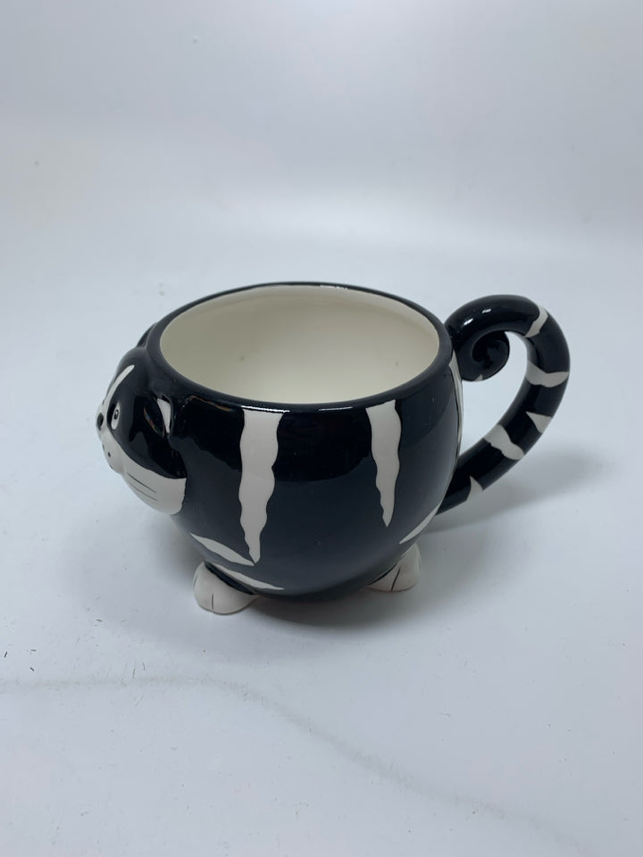 STRIPED CAT MUG.