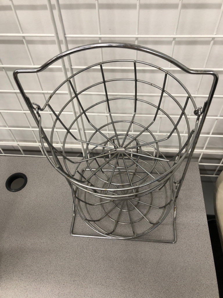 METAL 2 TIER FRUIT BASKET.