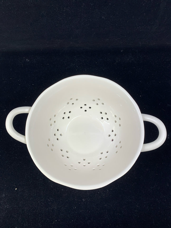 RAE DUNN "ORGANIC" COLANDER.