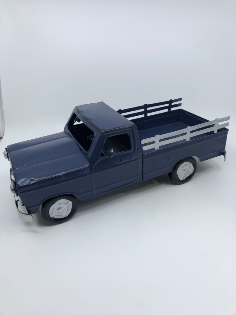 BLUE METAL DECORATIVE PICK UP TRUCK.
