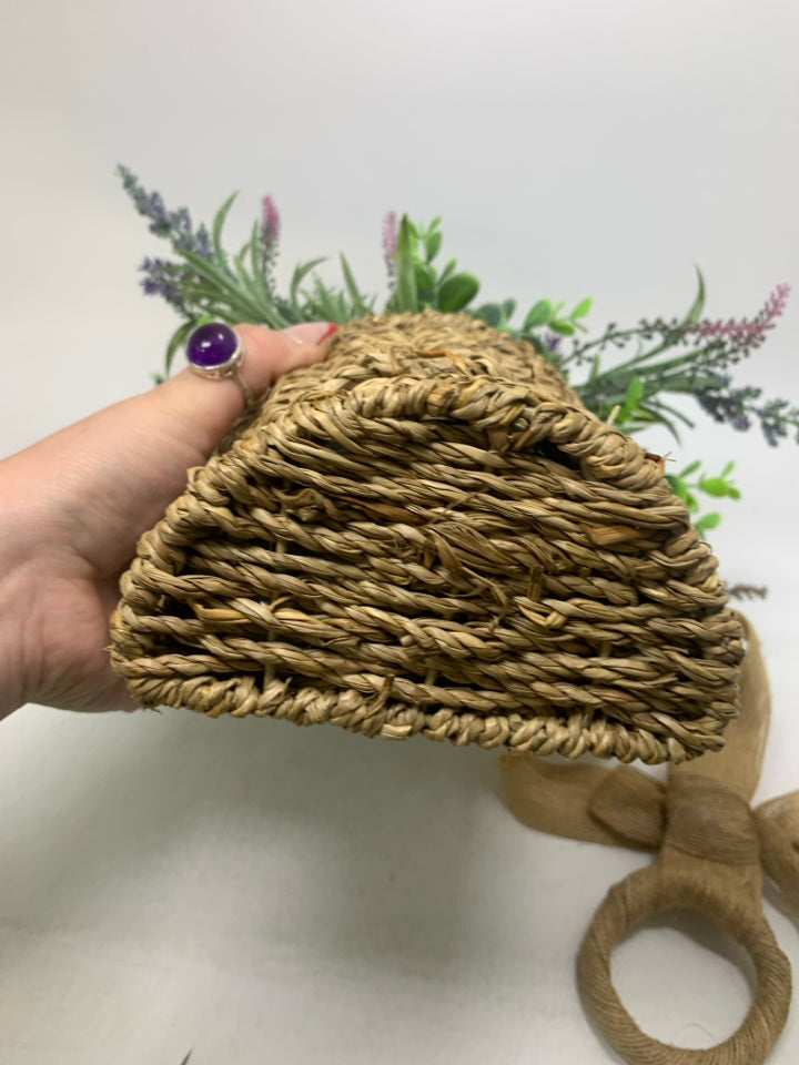 BASKET W/ FAUX FLOWERS/LEAVES WALL HANGING.