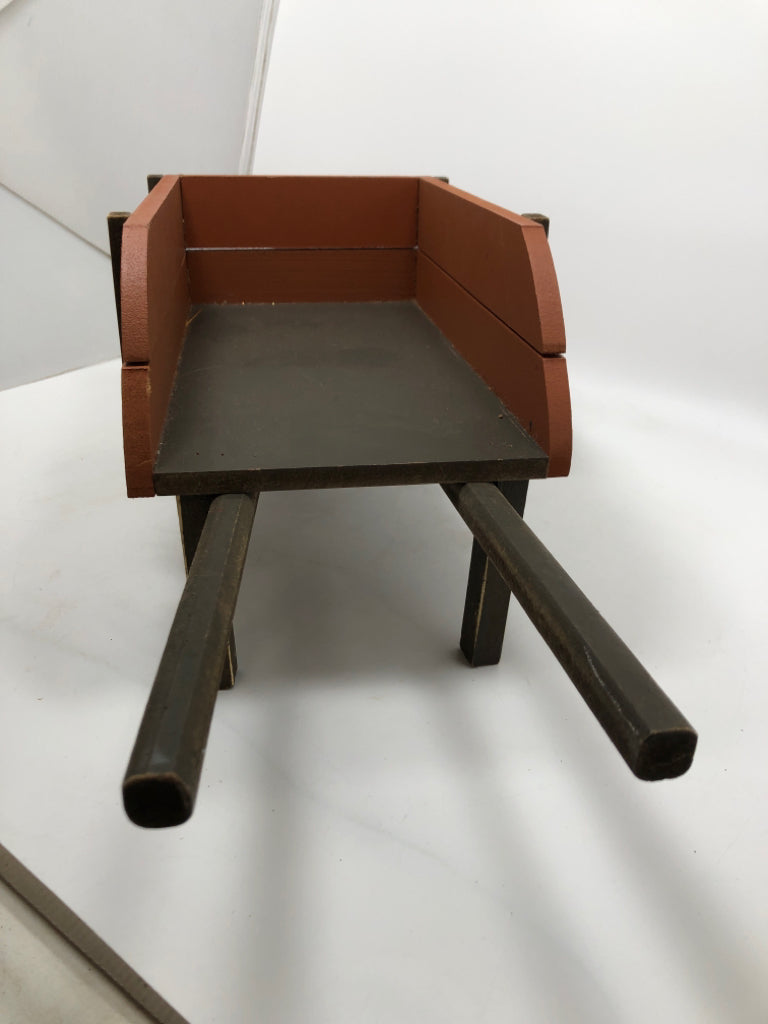 WHEELBARROW "WELCOME FALL" DECOR.
