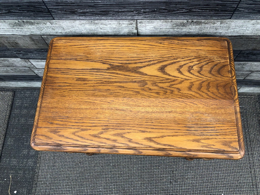 SMALL RECTANGLE OAK TABLE.