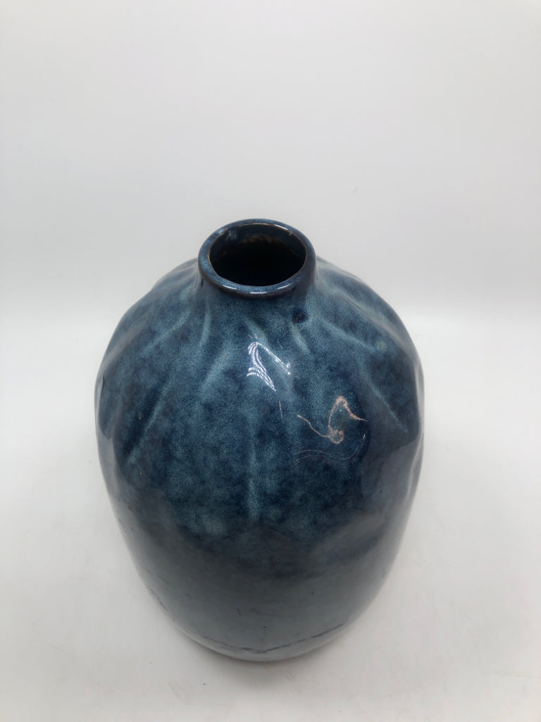 CYLINDRICAL BLUE GLAZE CERAMIC BUD VASE.