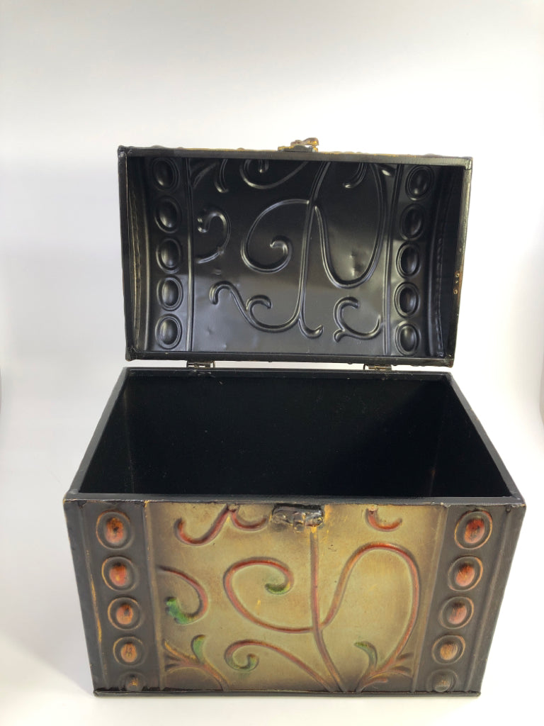 DETAILED TIN BOX W/LATCH HOOK.