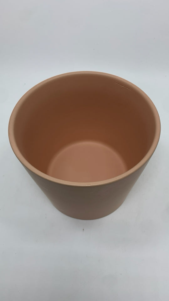 PEACH CERAMIC PLANTER.