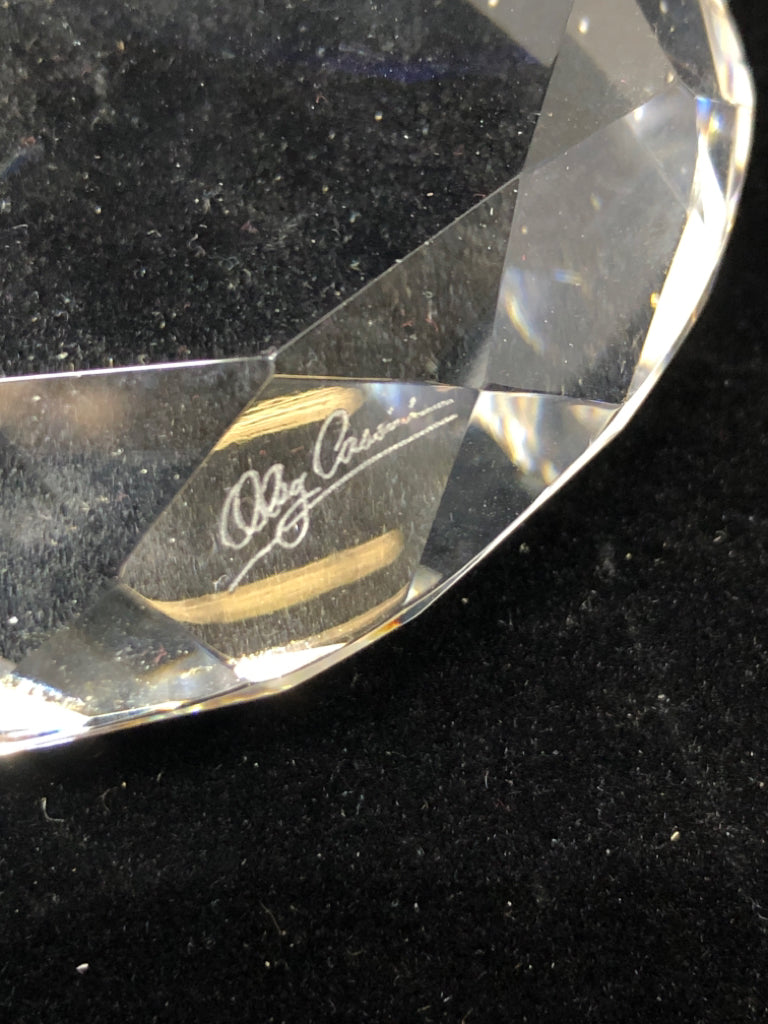 3PC CRYSTAL PAPERWEIGHTS IN HEART BOX.