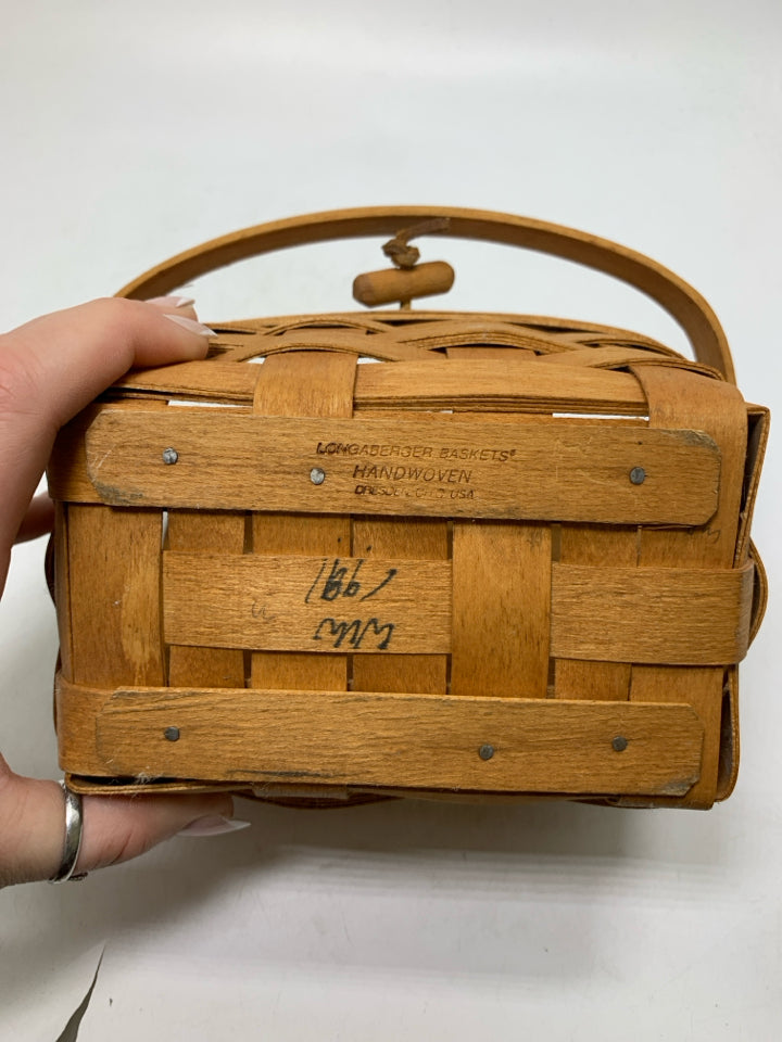 WOVEN SMALL BASKET W/ LID & HANDLE.
