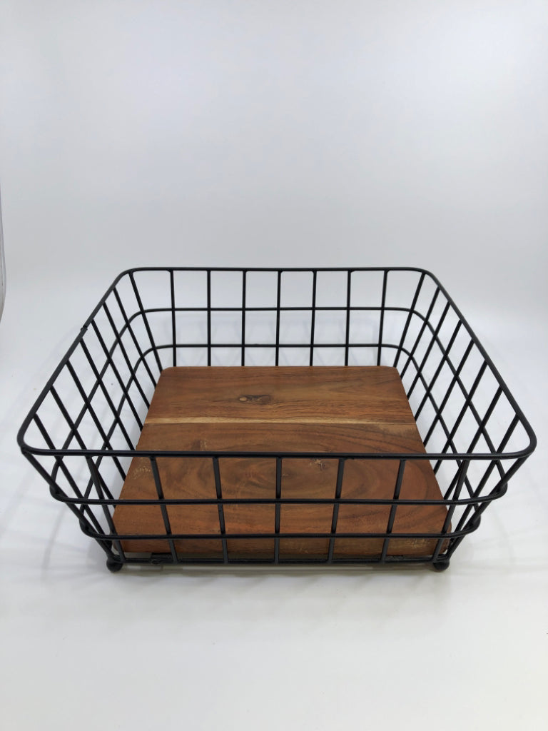 BLACK WIRE NAPKIN BASKET W/WOOD BOTTOM.