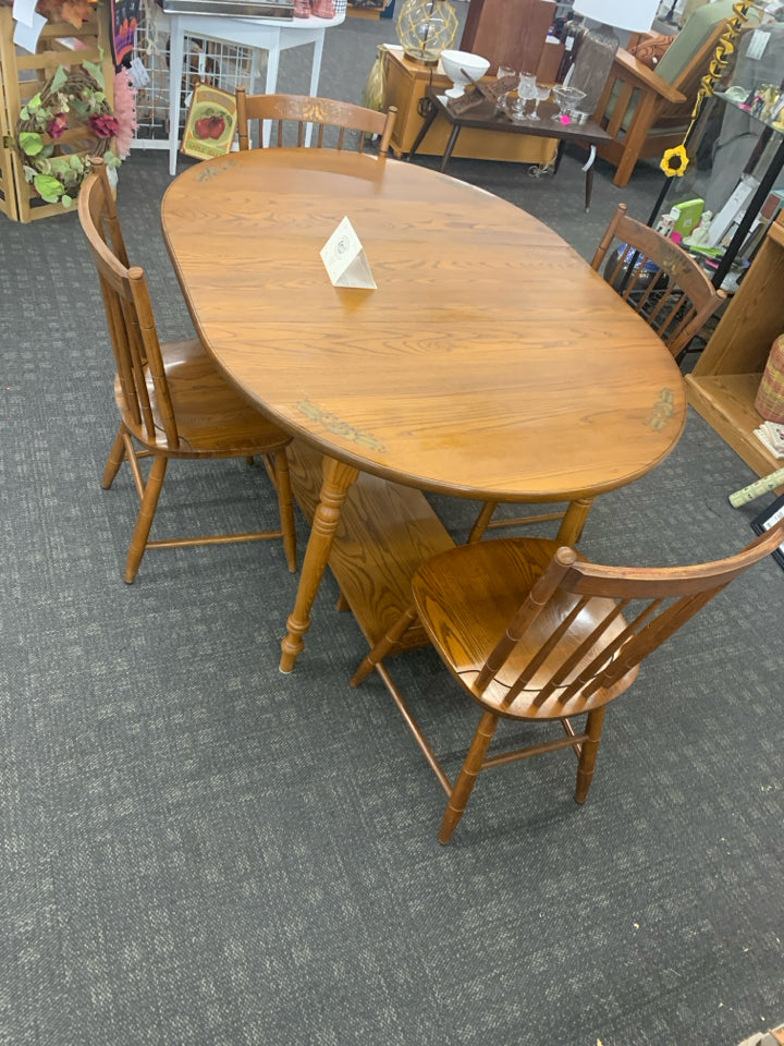 HITCHCOCK TABLE W 4 CHAIRS + 2 LEAVES.