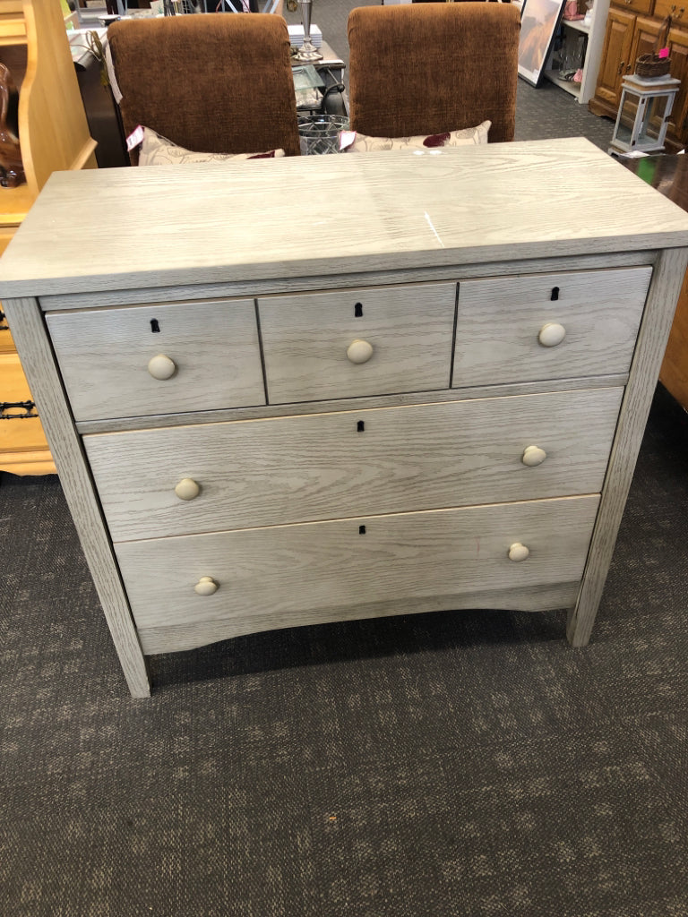 GRAY 3 DRAWER DRESSER *SCRATCHED.
