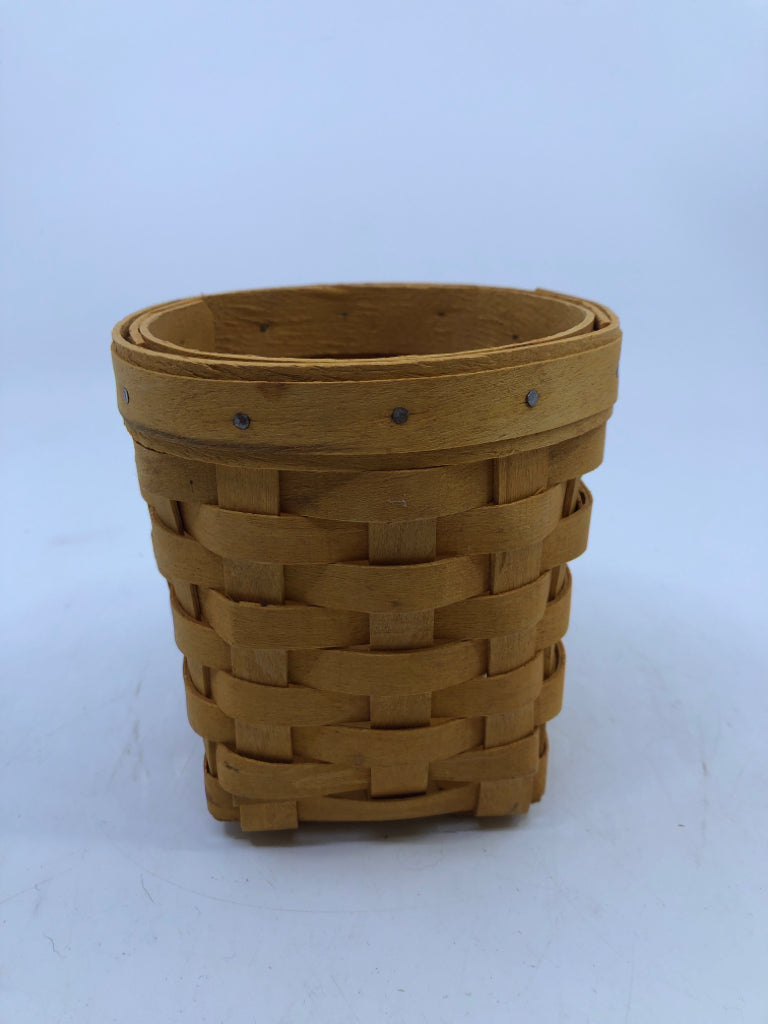 2000 SMALL BLONDE ROUND BASKET.