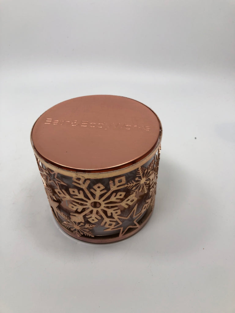 PURE WONDER CANDLE W/ SNOWFLAKE METAL STAND.