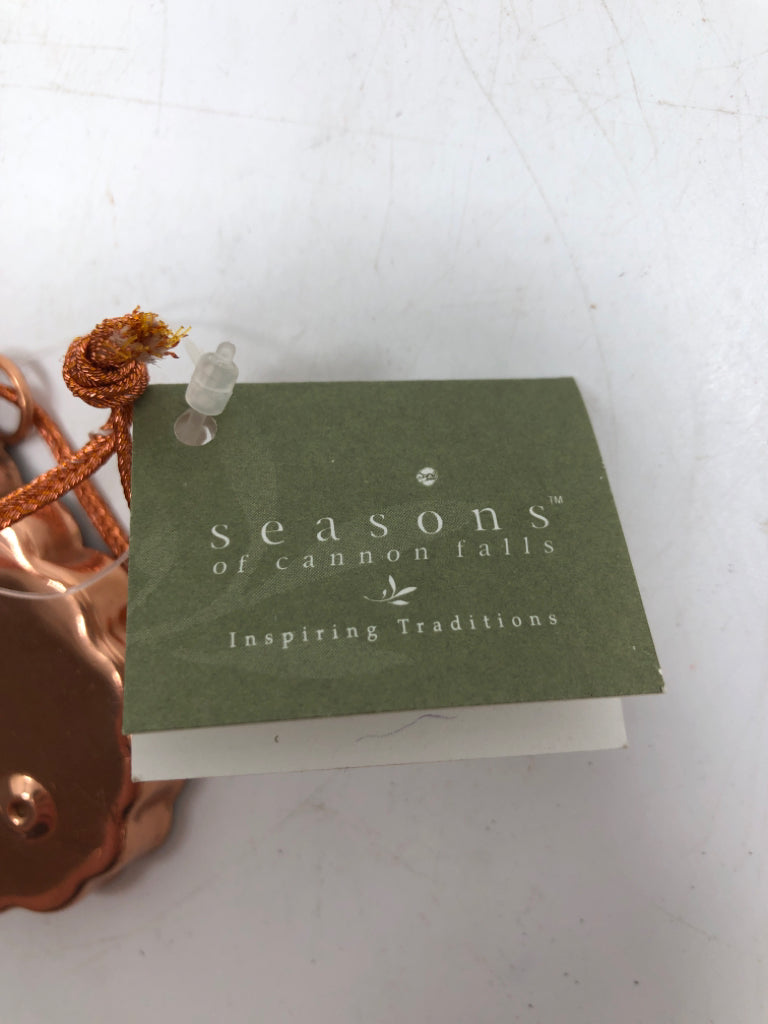 NWT SEASONS HEART COOKIE CUTTER.
