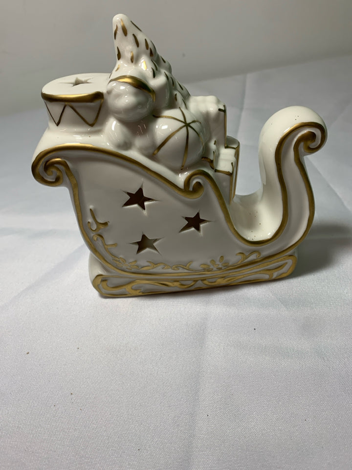 WHITE AND GOLD ACCENTS SLEIGH.