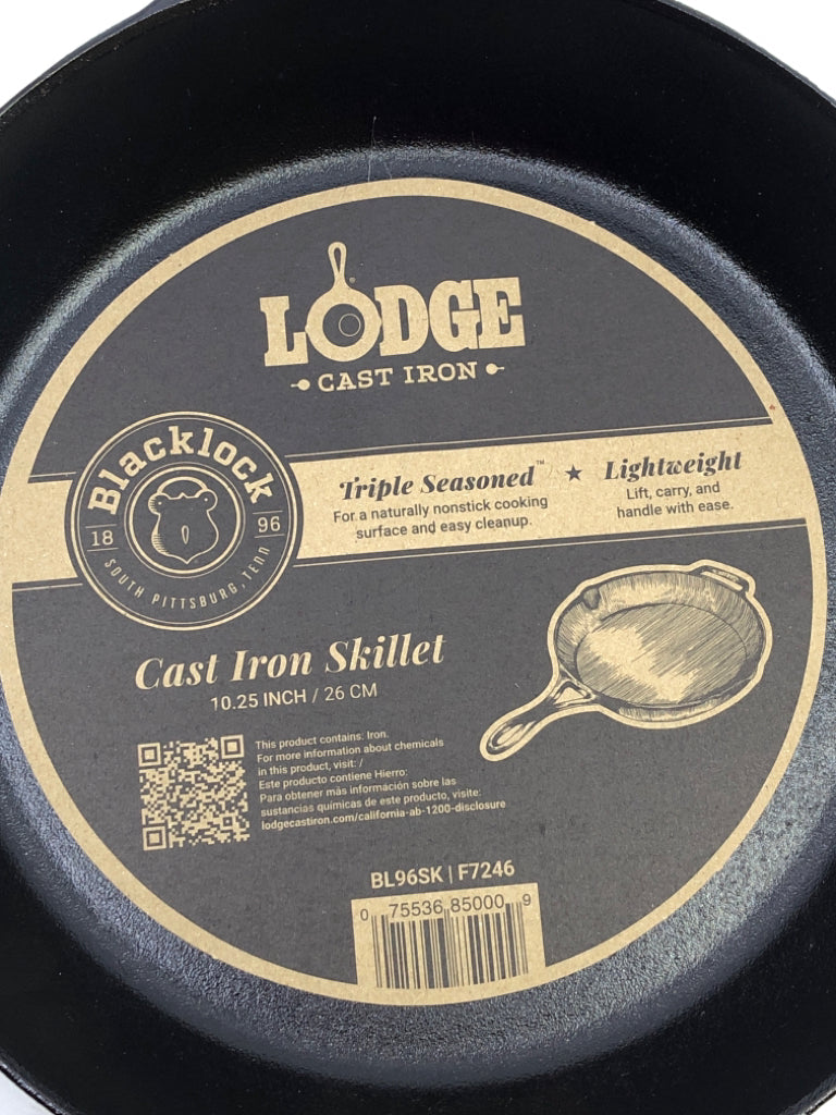 NEW LODGE CAST IRON SKILLET.