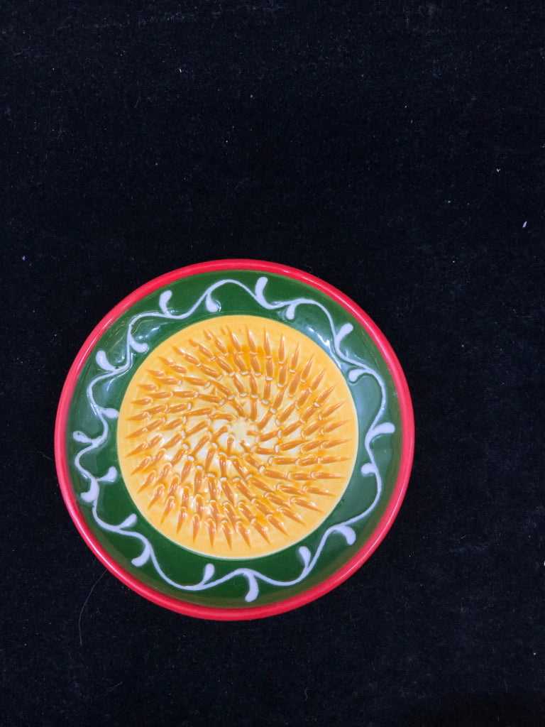 YELLOW AND GREEN GARLIC GRINDER.