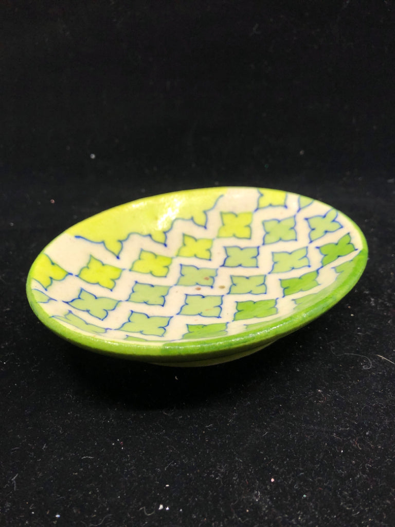 OVAL GREEN+ YELLOW SOAP REST W/ PATTERN/DRAIN.