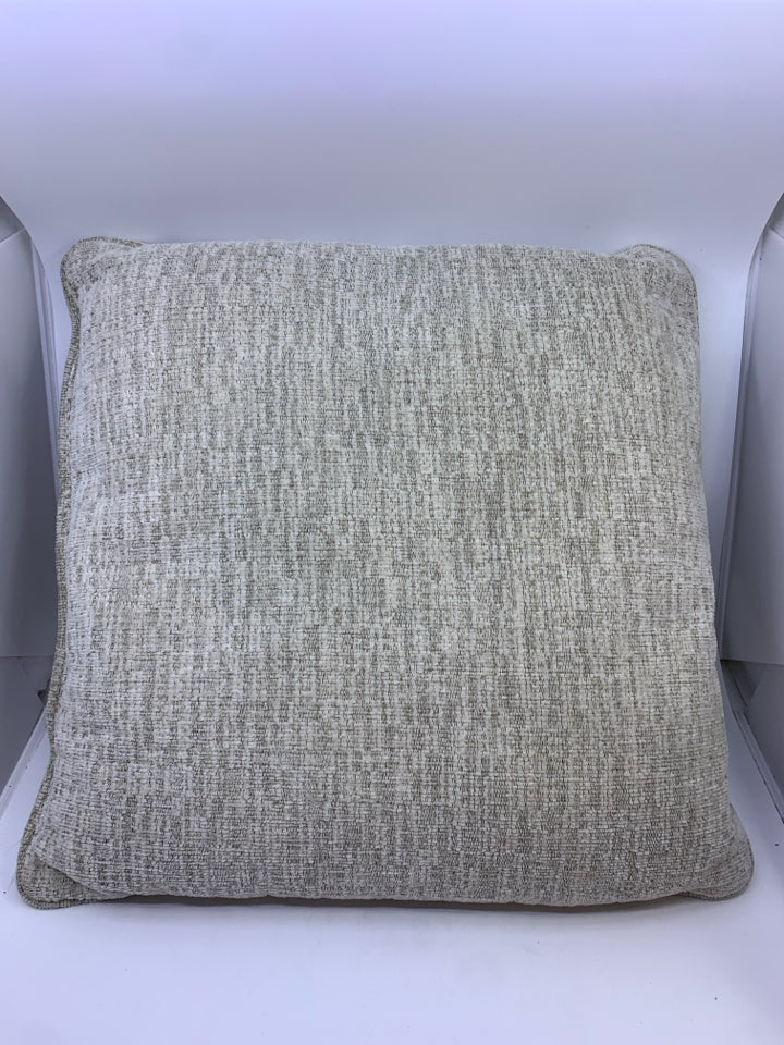 WHITE AND GREY SQUARE PILLOW.