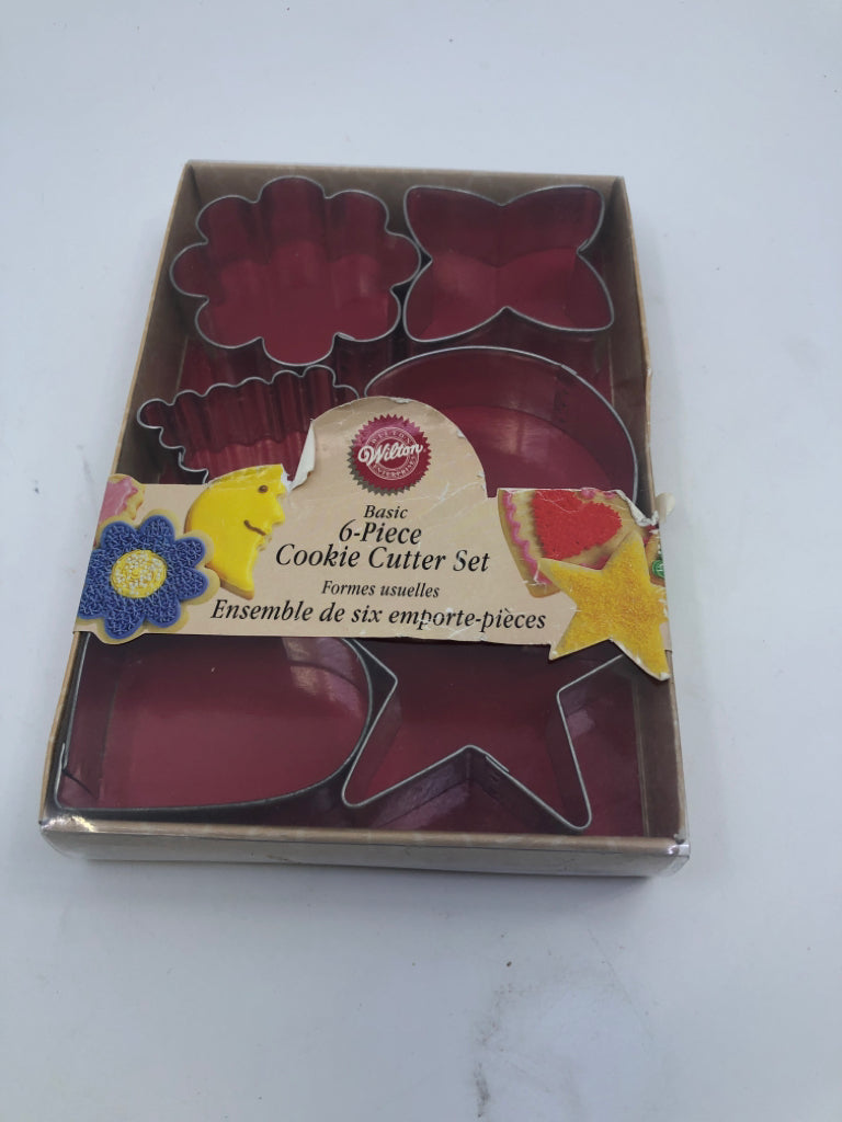 NIB 6 PIECE COOKIE CUTTER SET.