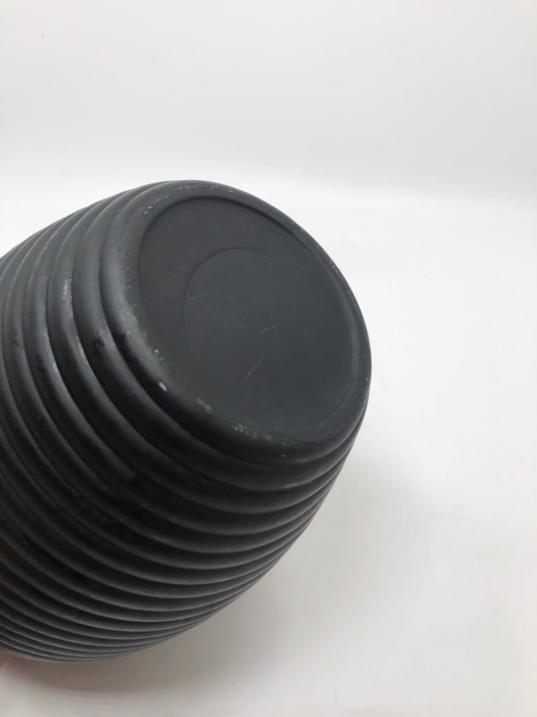 BLACK RIBBED VASE.