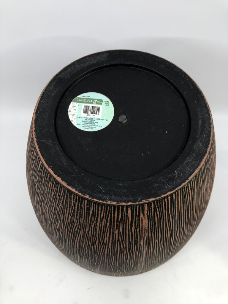 BROWN TEXTURED PLASTIC PLANTER.