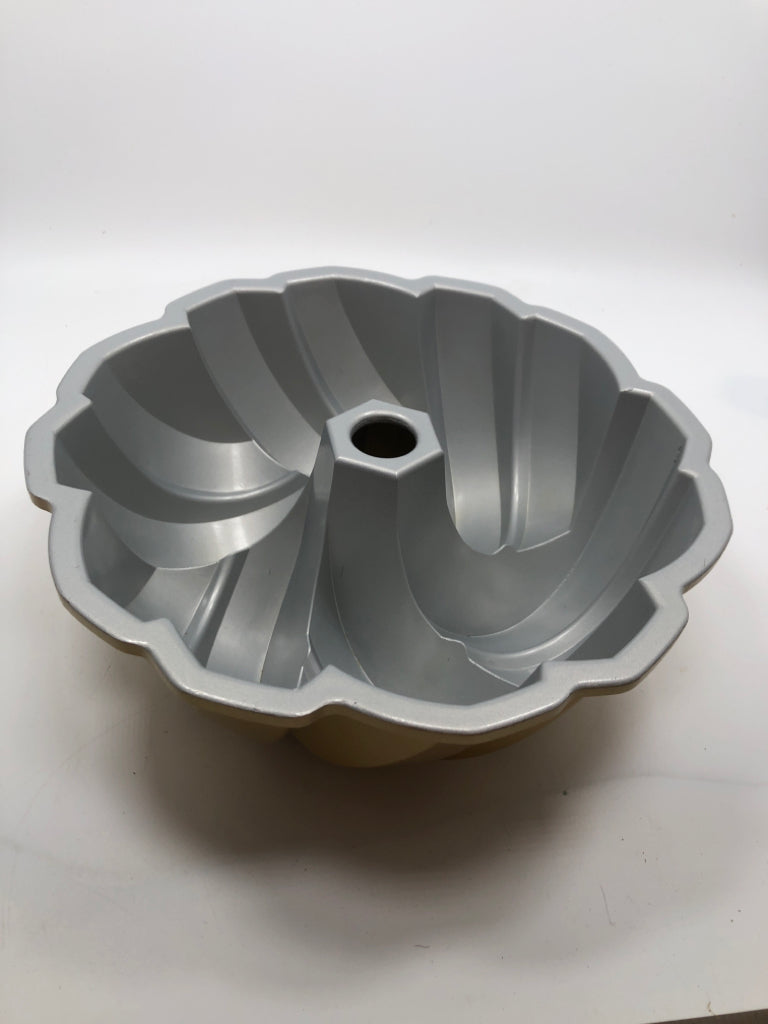 BRAIDED BUNDT PAN 75TH ANNIVERSARY NORDIC WARE.