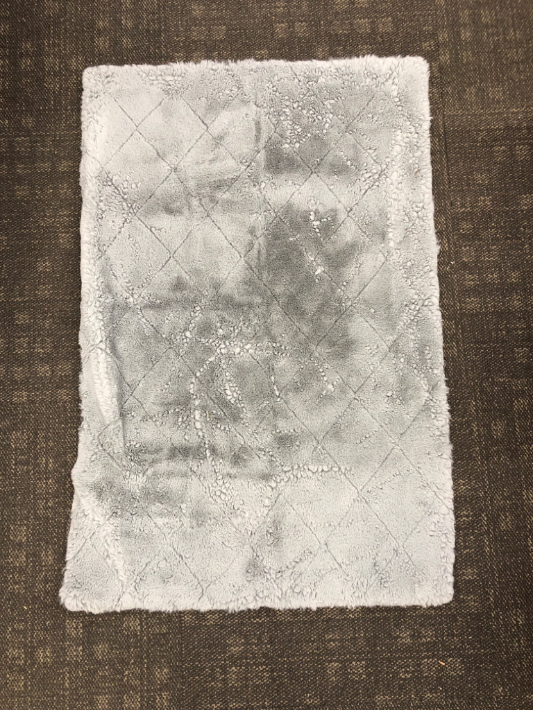 GREY RECTANGLE FLUFFY RUG.