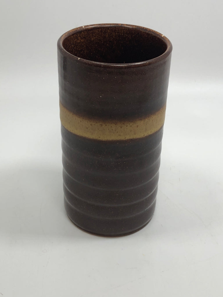 BROWN SPECKLED STONEWARE CUP VASE.