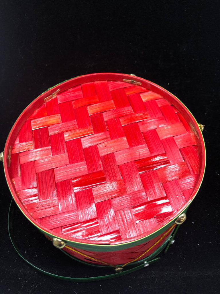 RED WICKER DRUM W/GREEN RIM AND HANDLES.