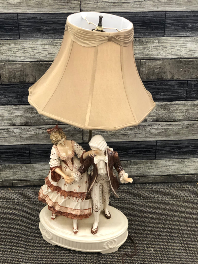 VTG VICTORIAN COUPLE LAMP W BROWN SHADE.