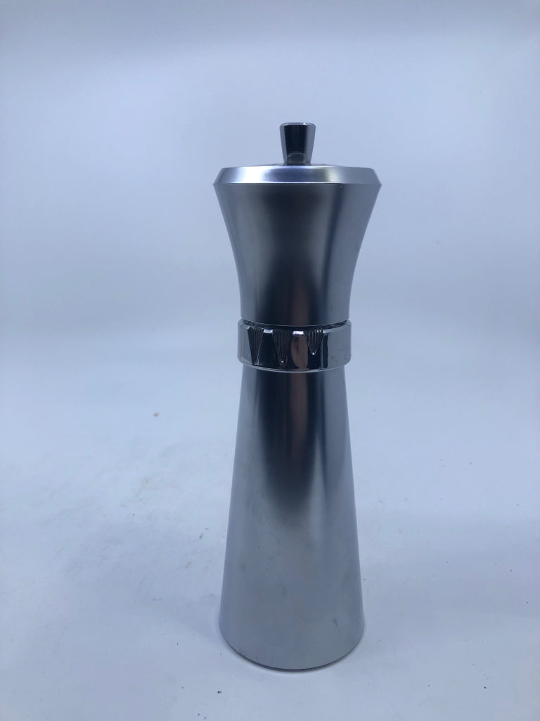 METAL PEPPER MILL.