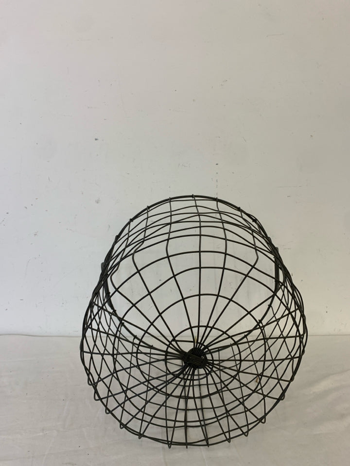 GREY METAL CIRCLE GRATE BASKET.