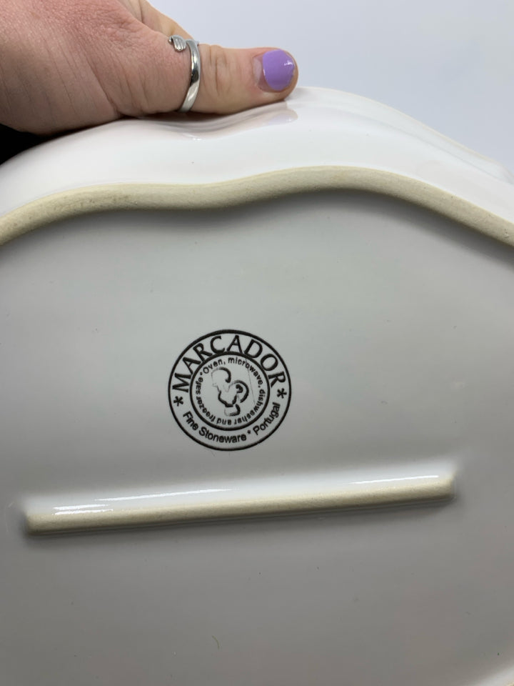 OFF WHITE OVAL STONEWARE SERVING BOWL W/ DETAILED EDGE.