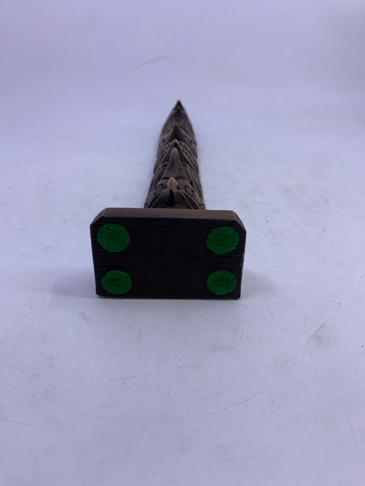 HAND CARVED WOOD TOTEM POLE SCULPTURE BROWN.