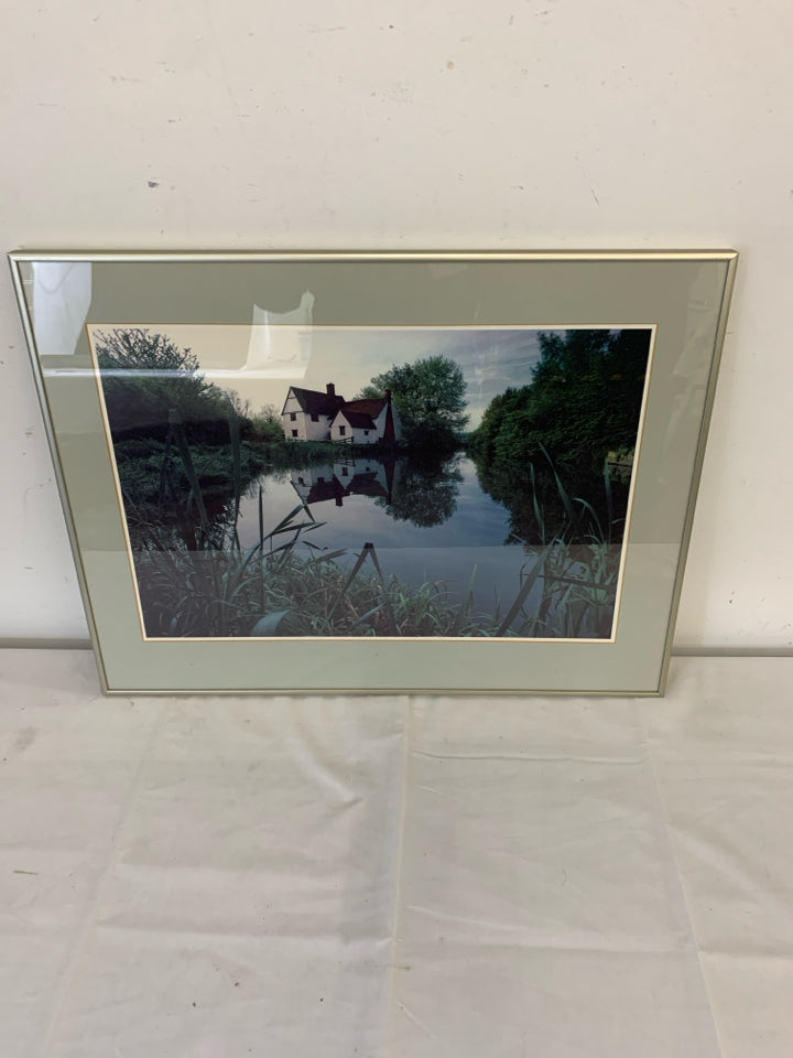 WILLY LOTT'S COTTAGE RIVER STOUR SUFFOLK ENGLAND FRAMED PHOTO WALL ART.