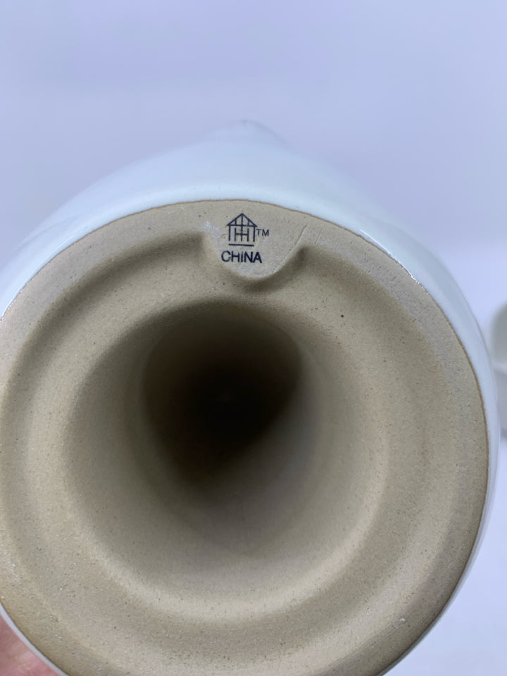 WHITE GLAZED CITRUS STONEWARE JUICER.