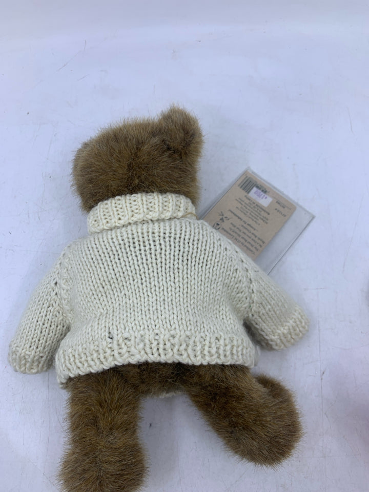 LIGHT BROWN BEAR W/ BEIGE EMBROIDERED BERRIES BOYDS BEAR.