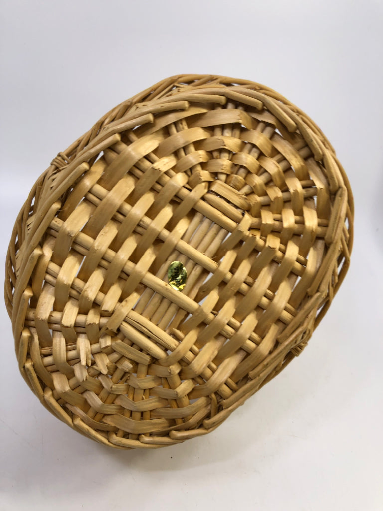 OVAL WOVEN BASKET W/ HANDLE.