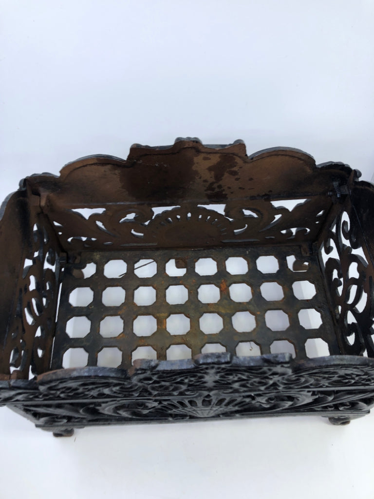 VTG HEAVY BLACK METAL CAST IRON FOOTED COAL FIREPLACE GRATE INSERT.