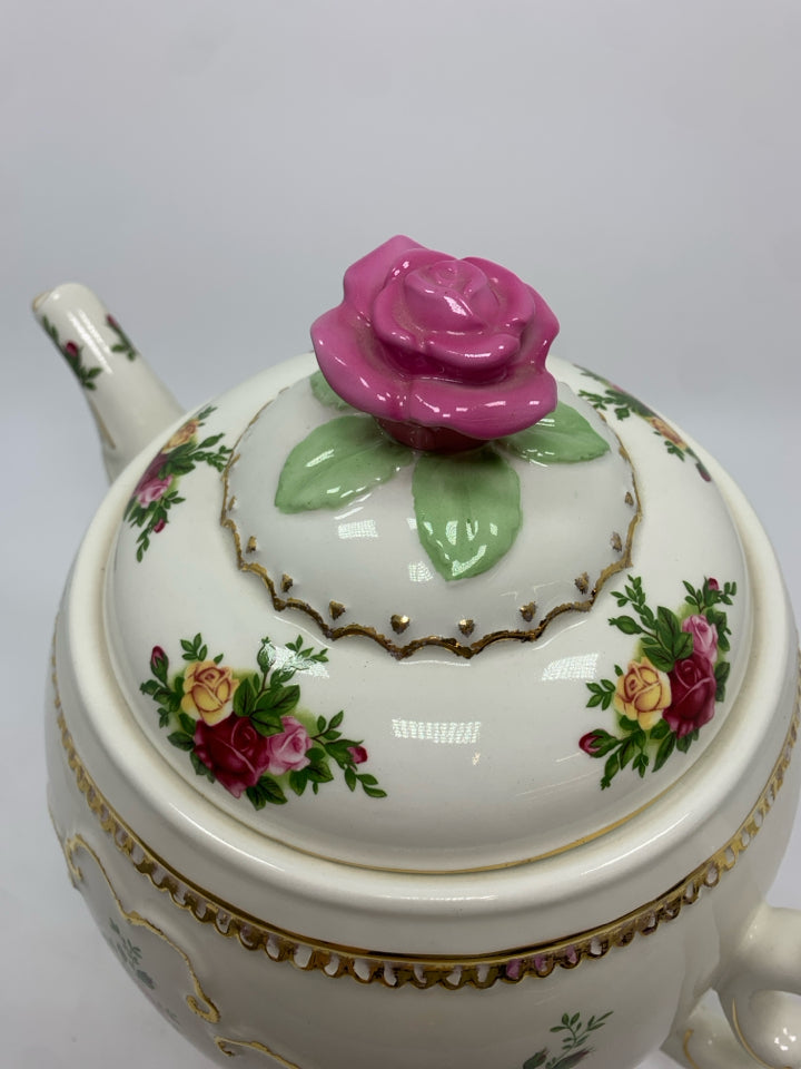 OLD COUNTRY ROSES ROYAL ALBERT TEA POT.