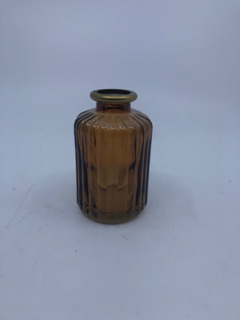 SMALL VTG BROWN RIBBED VASE.