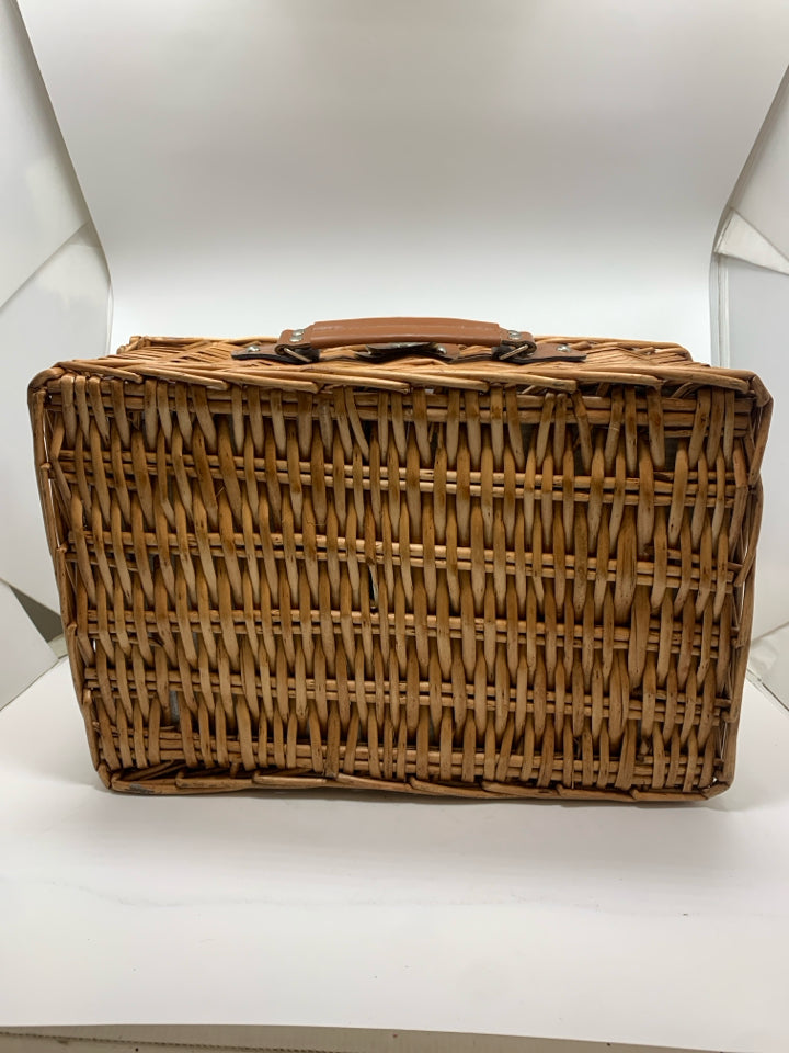 WICKER BASKET PICNIC FOR 2 SET W/FABRIC LINER.